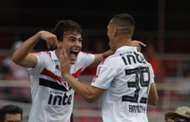 Igor Gomes e Antony comemoram gol pelo São Paulo