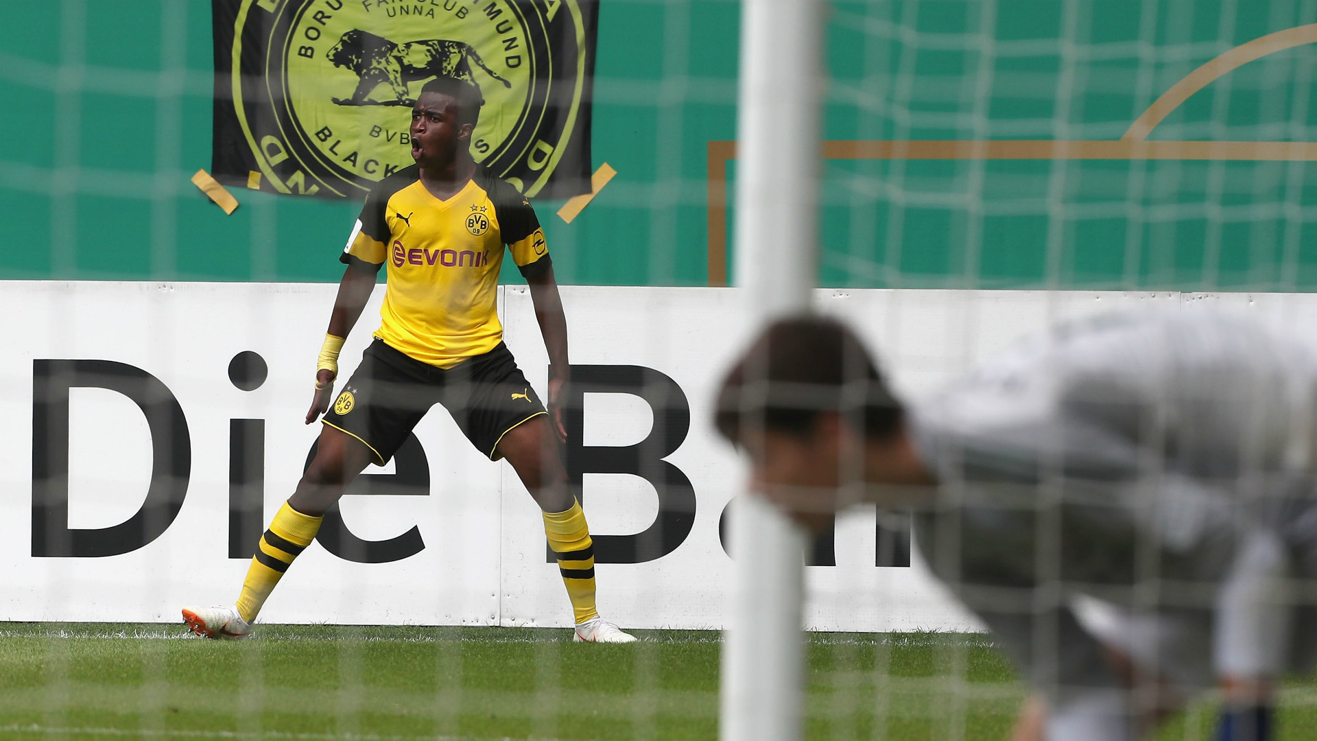 Moukoko St Pauli - Borussia Dortmund Register Moukoko For ...