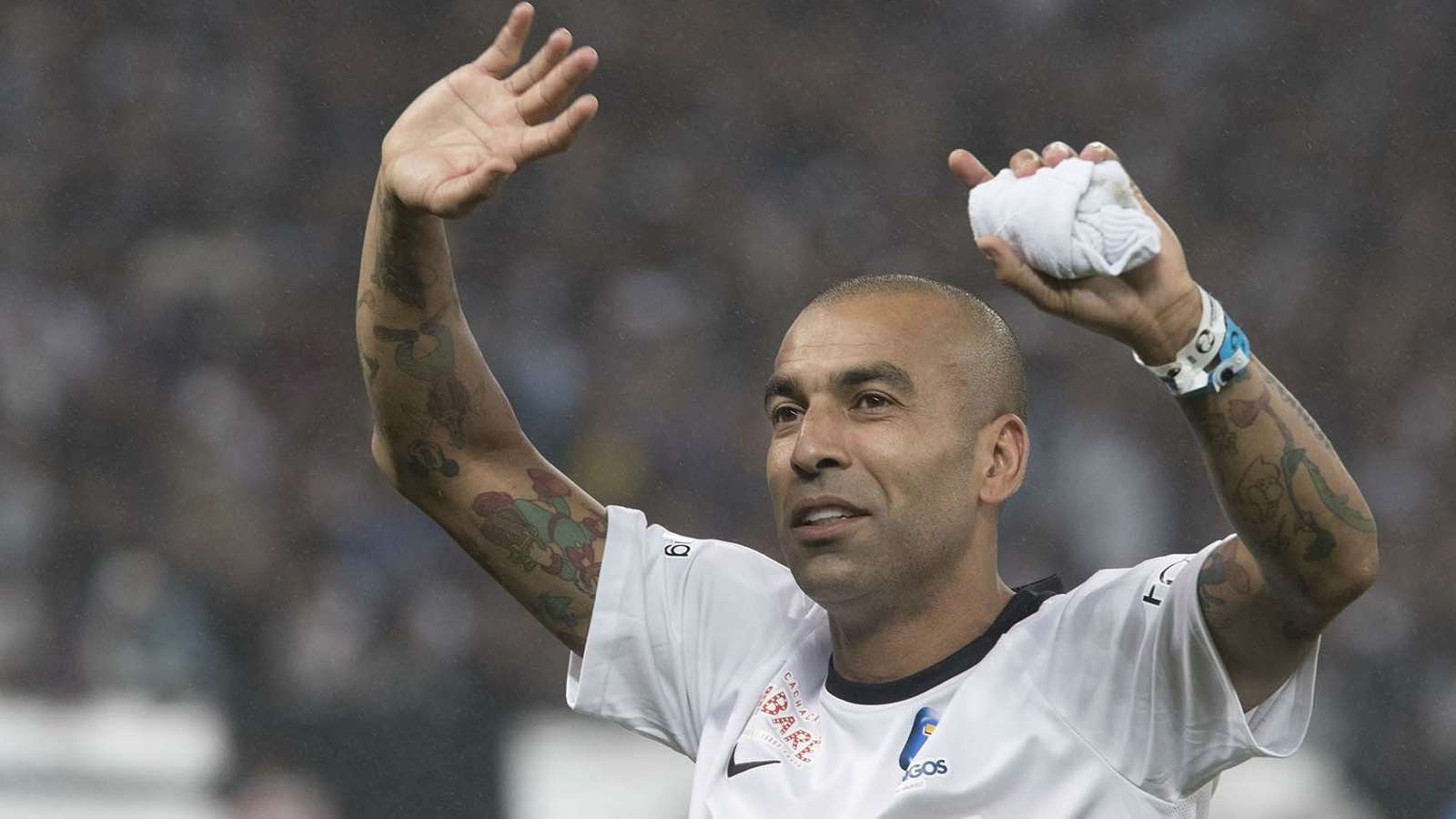 Jadson, em forma, joga em qualquer time do Brasil, diz Emerson Sheik