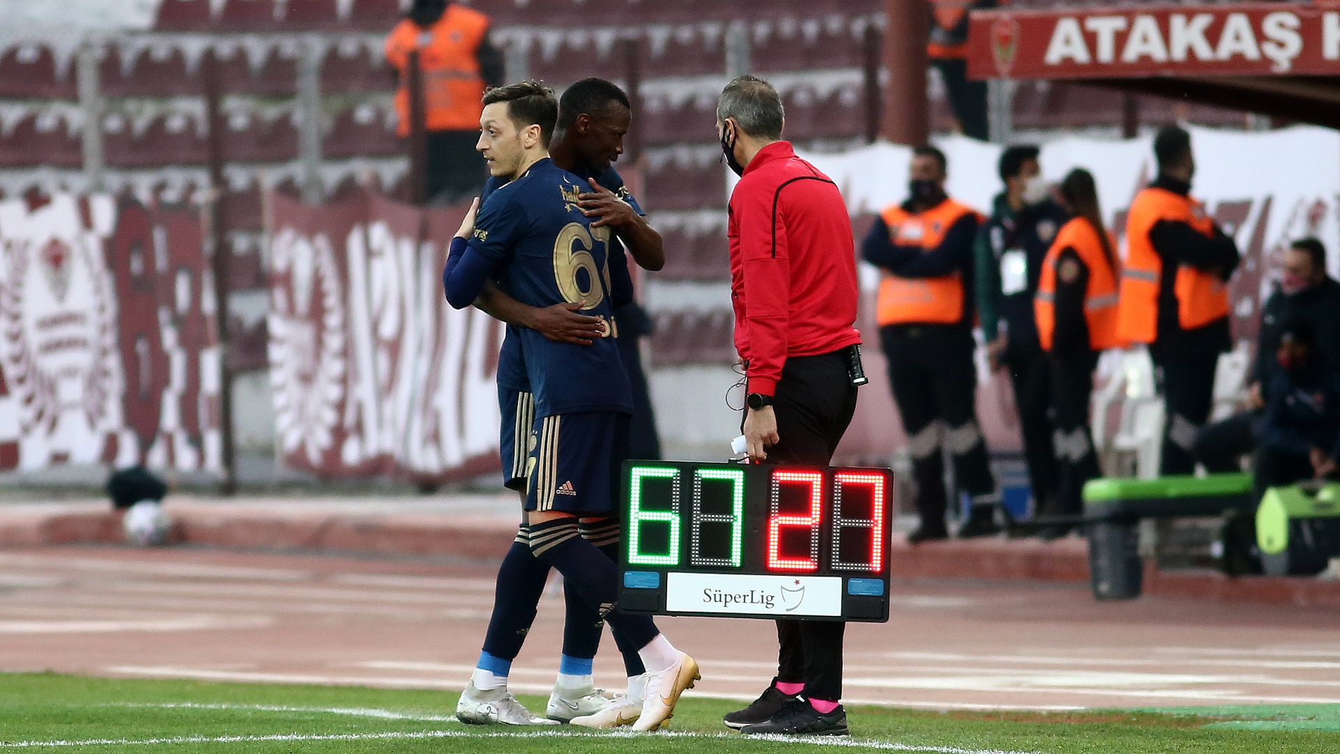 Ve Mesut Ozil Ilk Super Lig Macina Hatay Da Cikti Goal Com