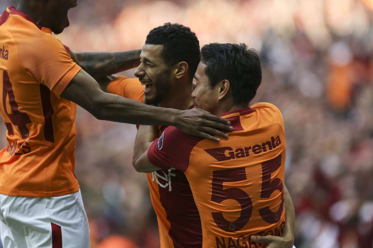yuto-nagatomo-younes-belhanda-galatasaray-yeni-malatyaspor-051218_1q7cl36rm2ul6152bdaa3hvg1v.jpg