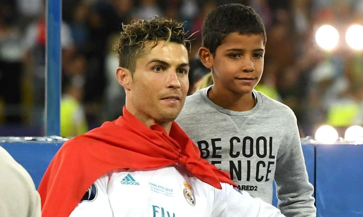 パパと同じ眼差し C ロナウドjrがユーヴェ下部組織加入 バルザーリjrらと練習 Goal Com パパと同じ眼差し C ロナウドjrがユーヴェ下部組織加入 バルザーリjrらと練習 Goal Com