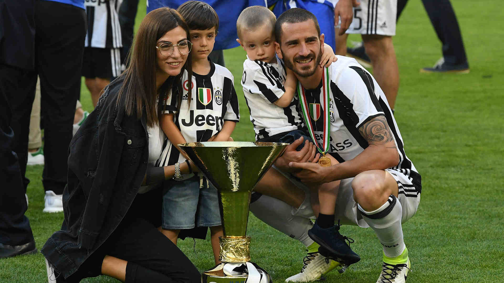 ユーヴェ優勝セレモニーで涙目だったボヌッチの息子 憧れのトリノfwベロッティに会い笑顔に Goal Com