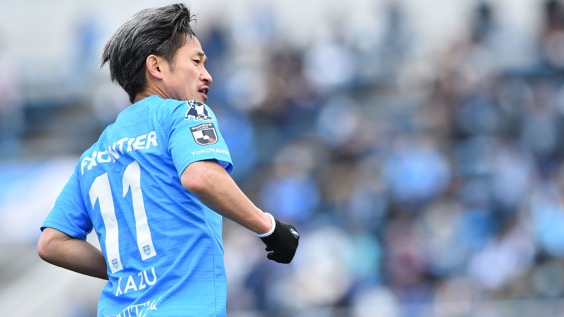 53歳でj1の舞台へ プロ35年目の キング カズ ことfw三浦知良が横浜fcと契約更新 Goal Com