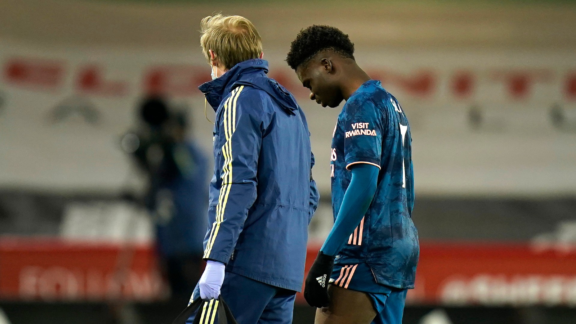 Arsenal suffer Saka injury blow as young star limps off at Sheffield United  | Goal.com