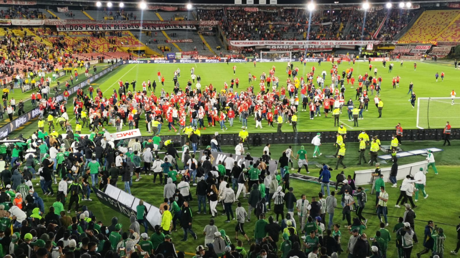 Seguidores de Santa Fe y Nacional protagonizan lamentable hecho en el  regreso de los hinchas al Campín | Goal.com