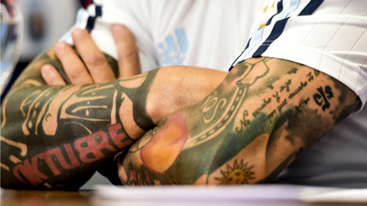 Los Tatuajes De Jorge Sampaoli Que Dicen Disenos Y Fotos Goal Com Los antebrazos de los hombres normalmente son más anchos que los de las mujeres, además de presentar un aspecto más fuerte. los tatuajes de jorge sampaoli que