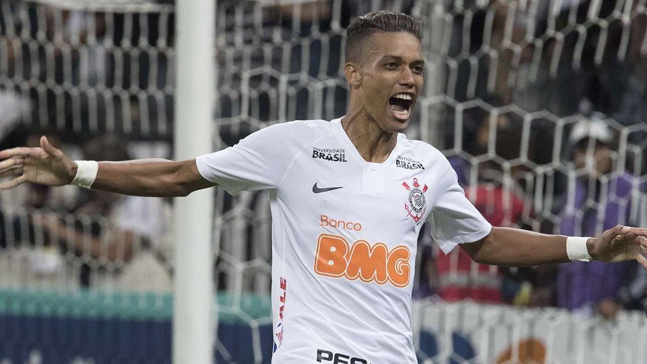 Corinthians já se preparava para a saída de Pedrinho, vendido ao Benfica