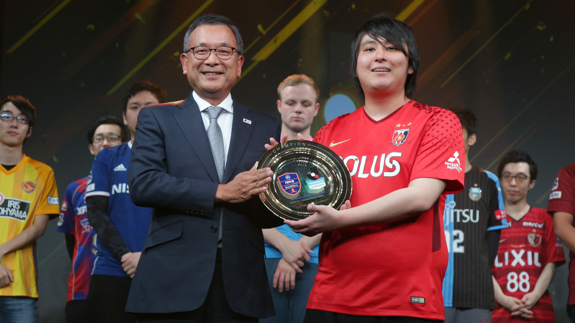 Ejリーグ初代王者はかーる選手に 村井チェアマンもeスポーツを絶賛 この楽しみをいろんな街で Goal Com Ejリーグ初代王者はかーる選手に 村井チェアマンもeスポーツを絶賛 この楽しみをいろんな街で Goal Com