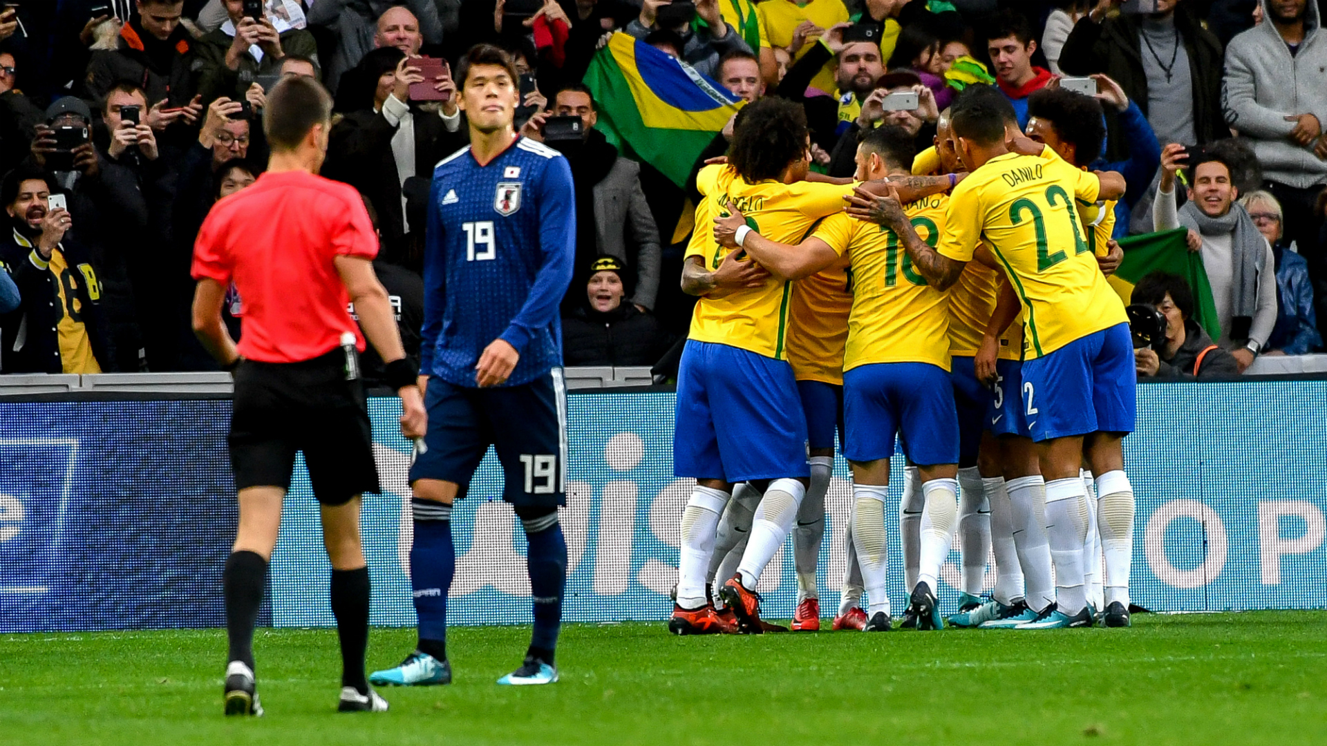 Japão x Brasil, crônica de jogo, Amistosos de seleções em dia 10/11