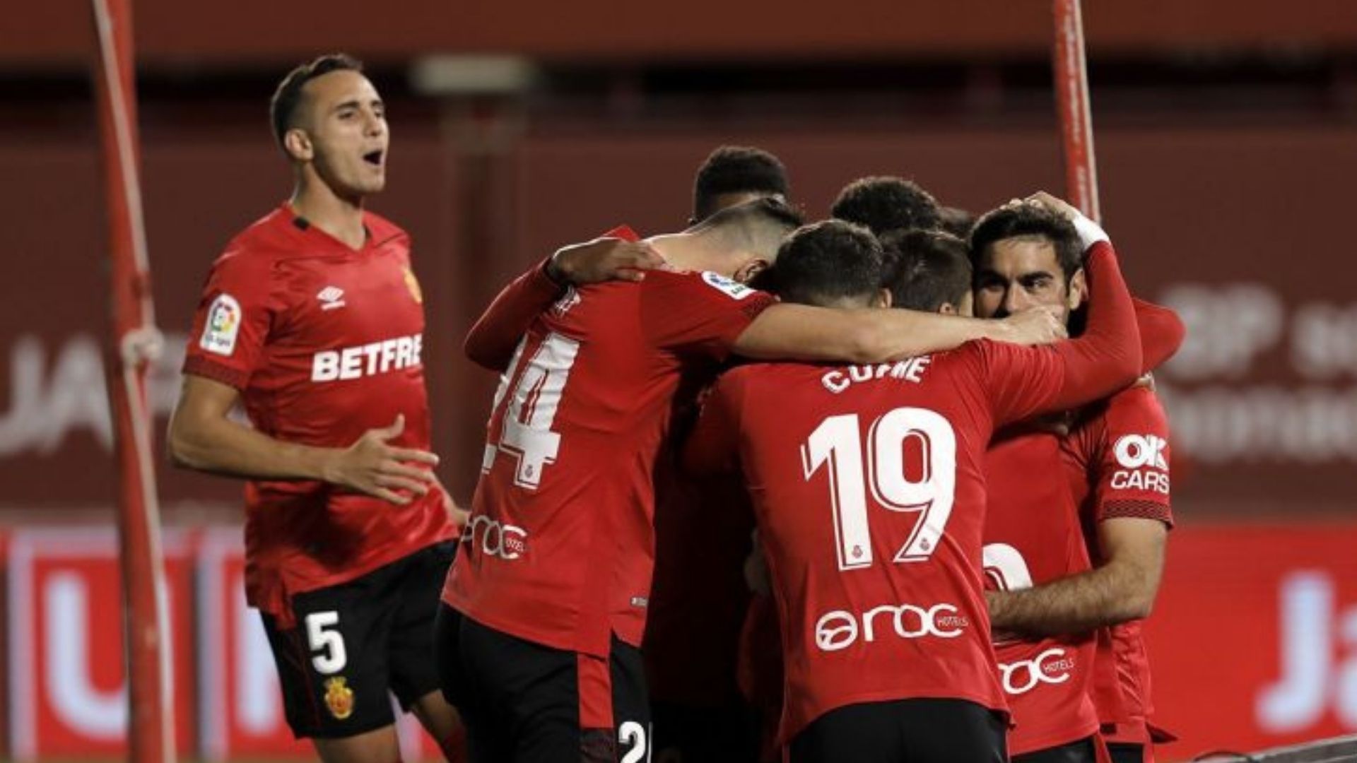 Mallorca y Espanyol siguen con paso firme en las dos primeras plazas y aumentan su ventaja a 6 y 4 puntos respectivamente con sus perseguidores. Mallorca y Espanyol siguen con paso firme en las dos primeras plazas y aumentan su ventaja a 6 y 4 puntos respectivamente con sus perseguidores.