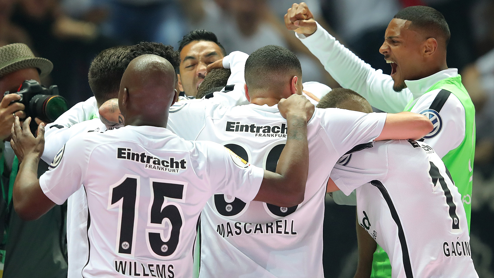 長谷部誠フル出場のフランクフルトがバイエルン撃破で30年ぶりの戴冠 Dfbポカール決勝 Goal Com 長谷部誠フル出場のフランクフルトがバイエルン撃破で30年ぶりの戴冠 Dfbポカール決勝 Goal Com