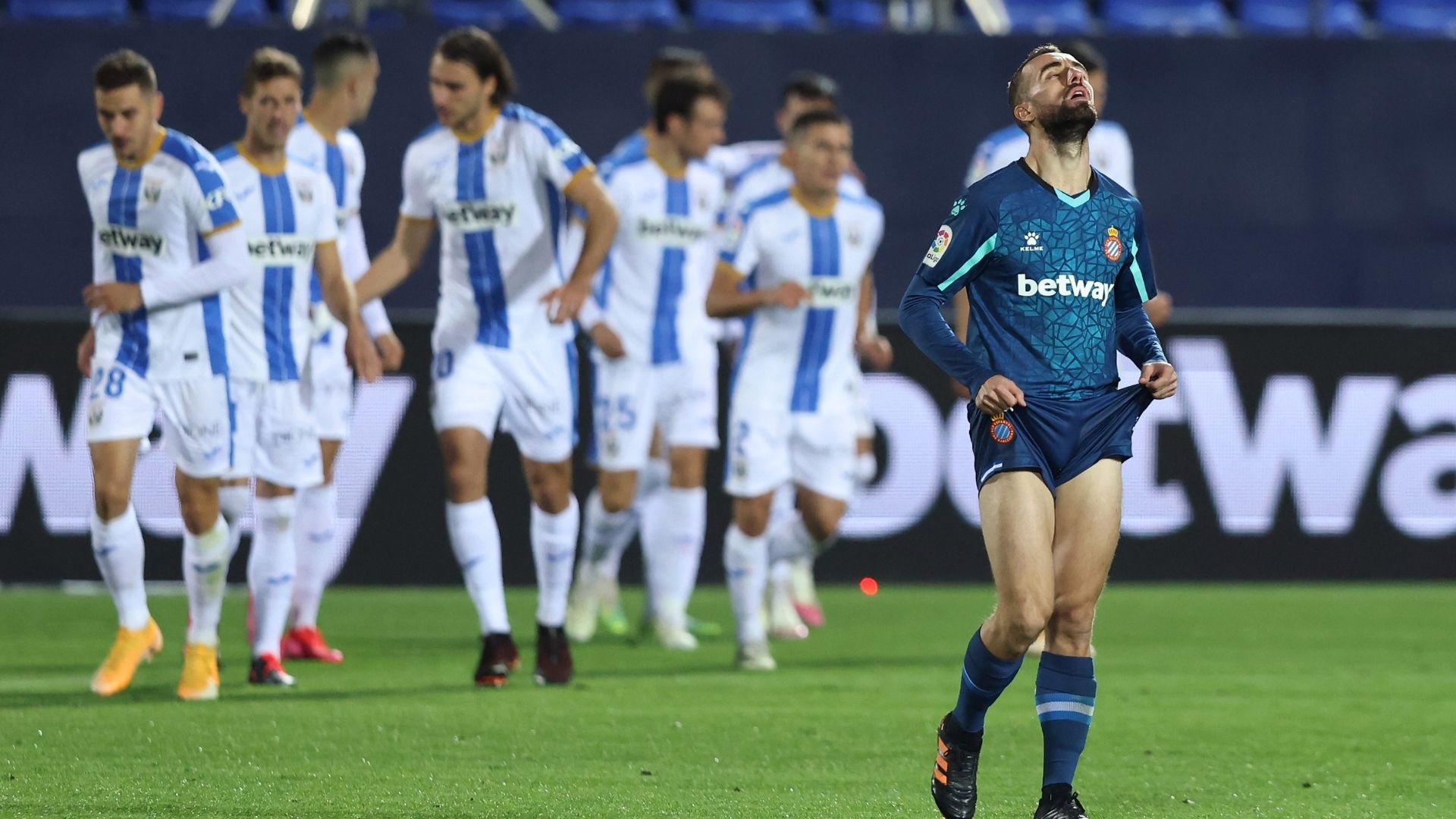 El Espanyol pierde el liderato y se queda tercero empatado con el Sporting y por detrás de Mallorca y Leganes. El Espanyol pierde el liderato y se queda tercero empatado con el Sporting y por detrás de Mallorca y Leganes.