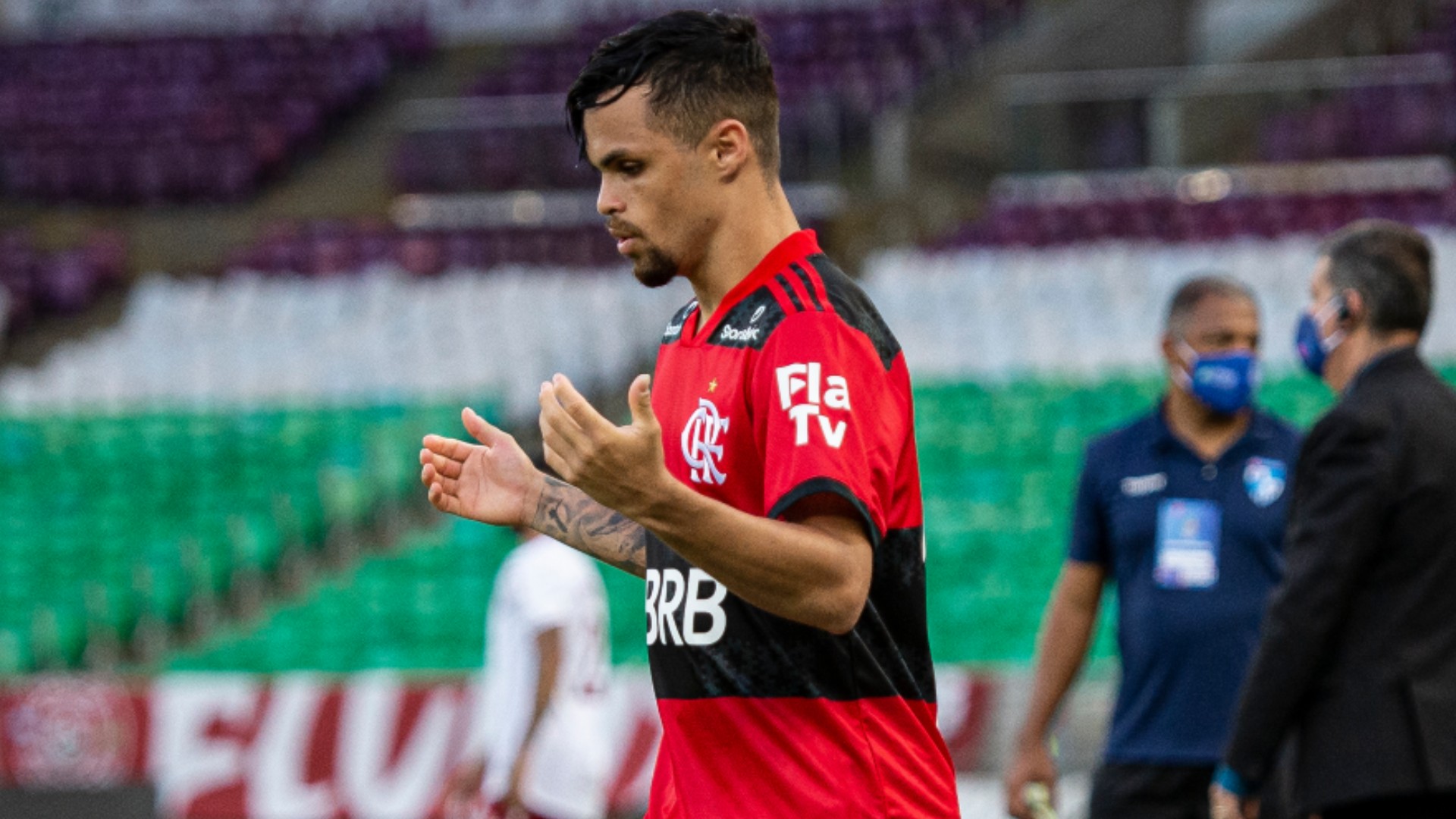 Michael celebra golaço e virada do Flamengo contra Chape: Dá confiança