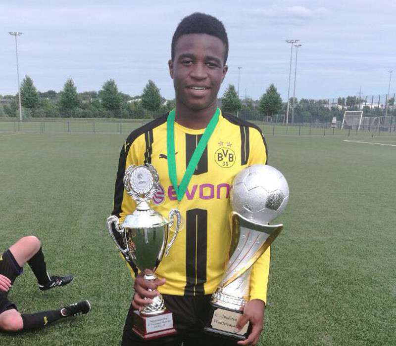 Werbe Millionen Torrekorde Alterszweifel Die Verselbststandigung Des Hypes Um Youssoufa Moukoko Goal Com