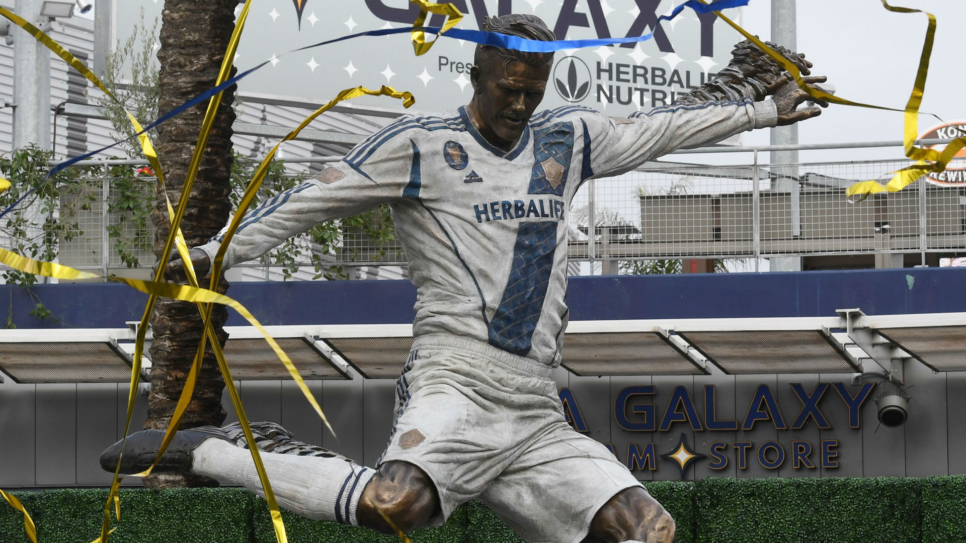 La Galaxy Unveil David Beckham Statue Ahead Of 2019 Season Opener Goal Com