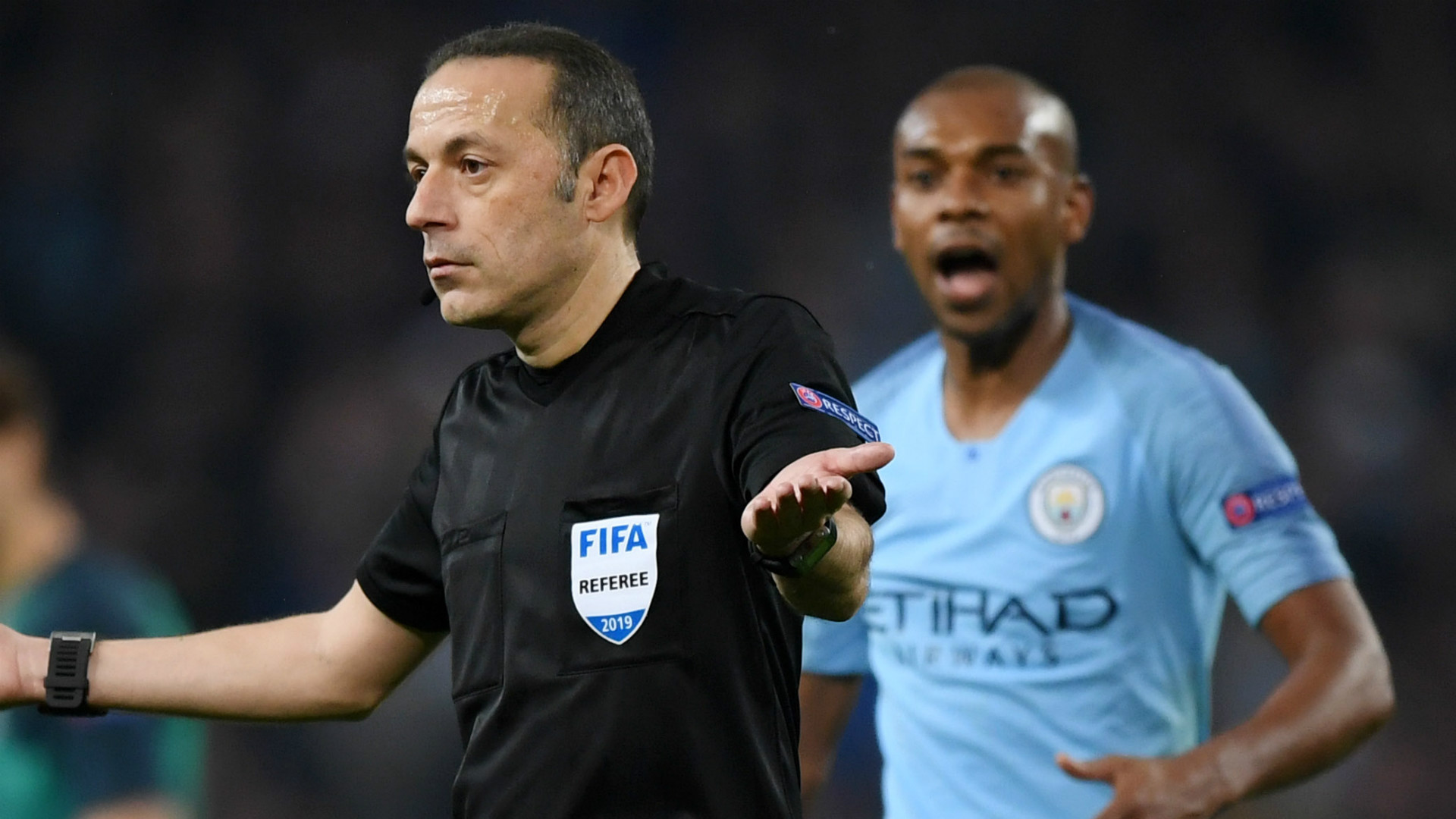 referee in spurs shirt