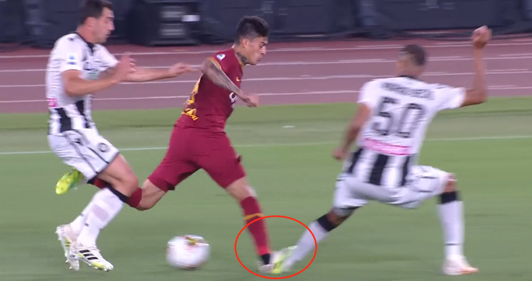 Video Heftiges Einsteigen Perotti Fliegt Nach Brutalo Foul Vom Platz Goal Com