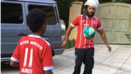 Nieto de Bob Marley hincha de James