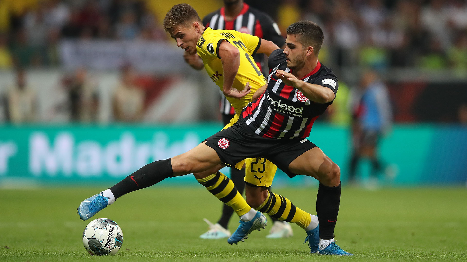 Боруссия дортмунд 1998. Футбол боруссия дортмунд айнтрахт. Парк фенербахче в стамбуле. Боруссия. Футбольный клуб айнтрахт франкфурт состав.