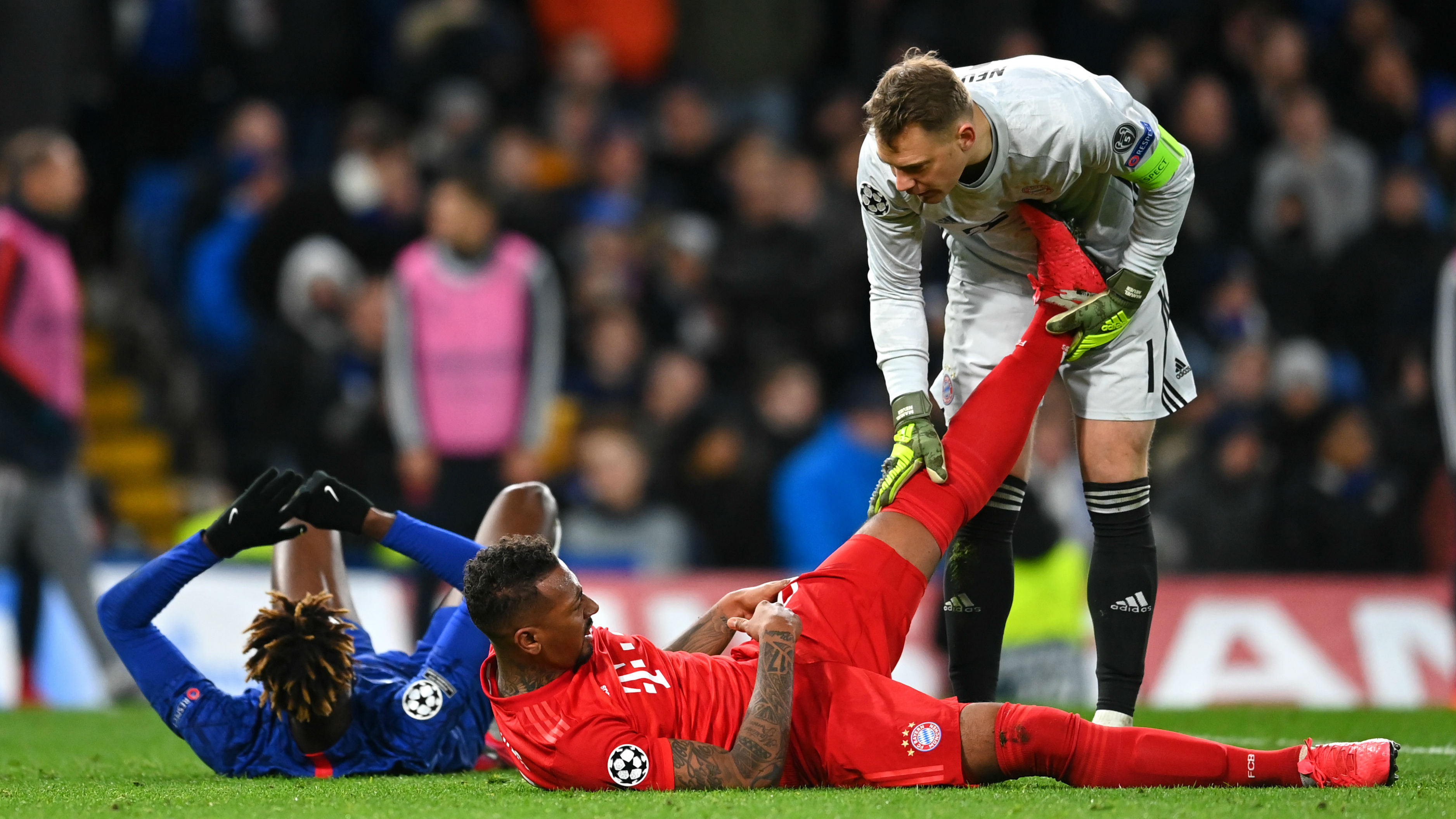 Fc Bayern Jerome Boateng Spielt Sich Fest Und Plotzlich Fiel