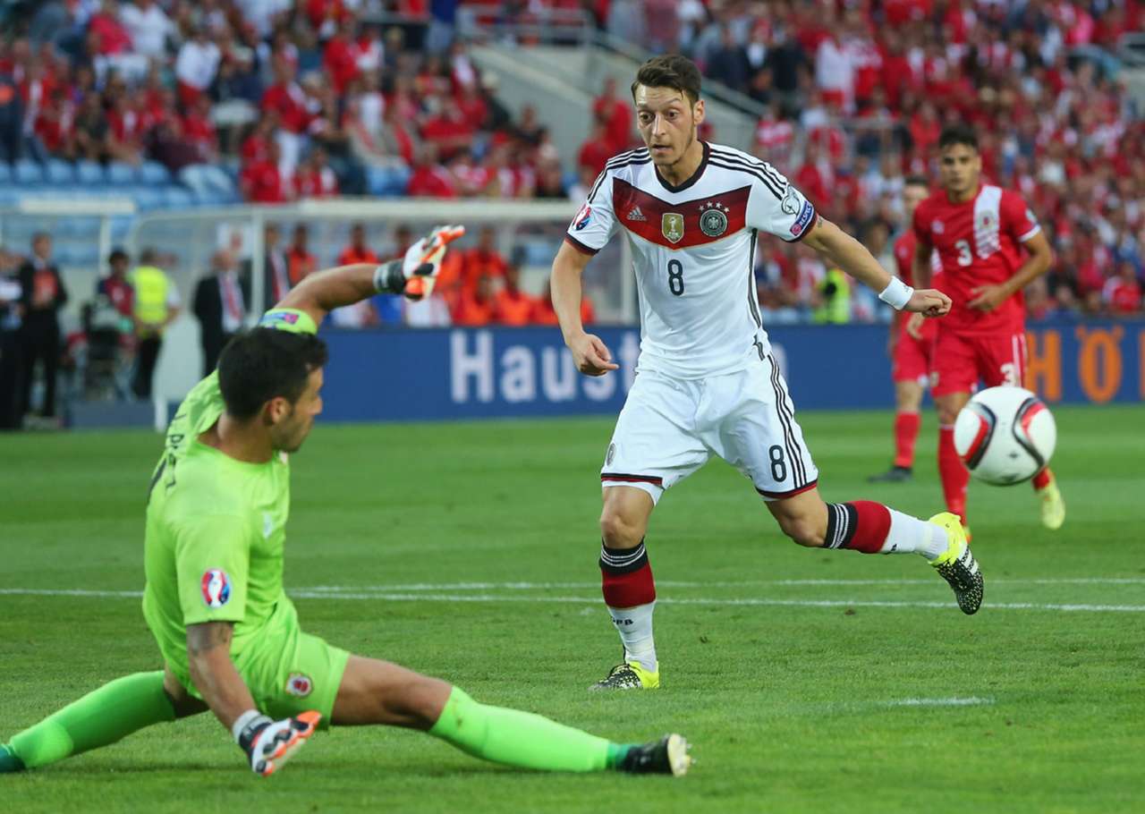 Ronaldo Lewandowski And The Euro 2016 Team Of The Round Goal Com