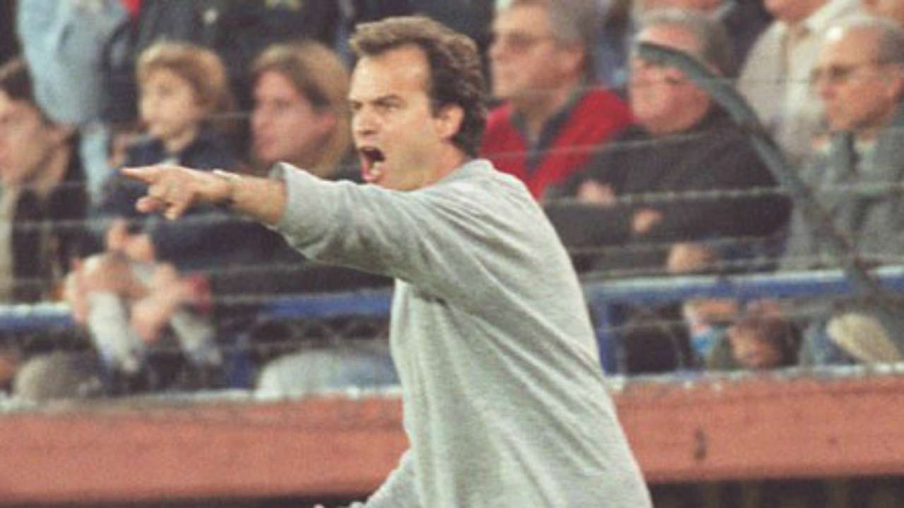 El Loco Bielsa Cumple 60 Anos Y Repasamos Toda Su Carrera Goal Com Goal Com