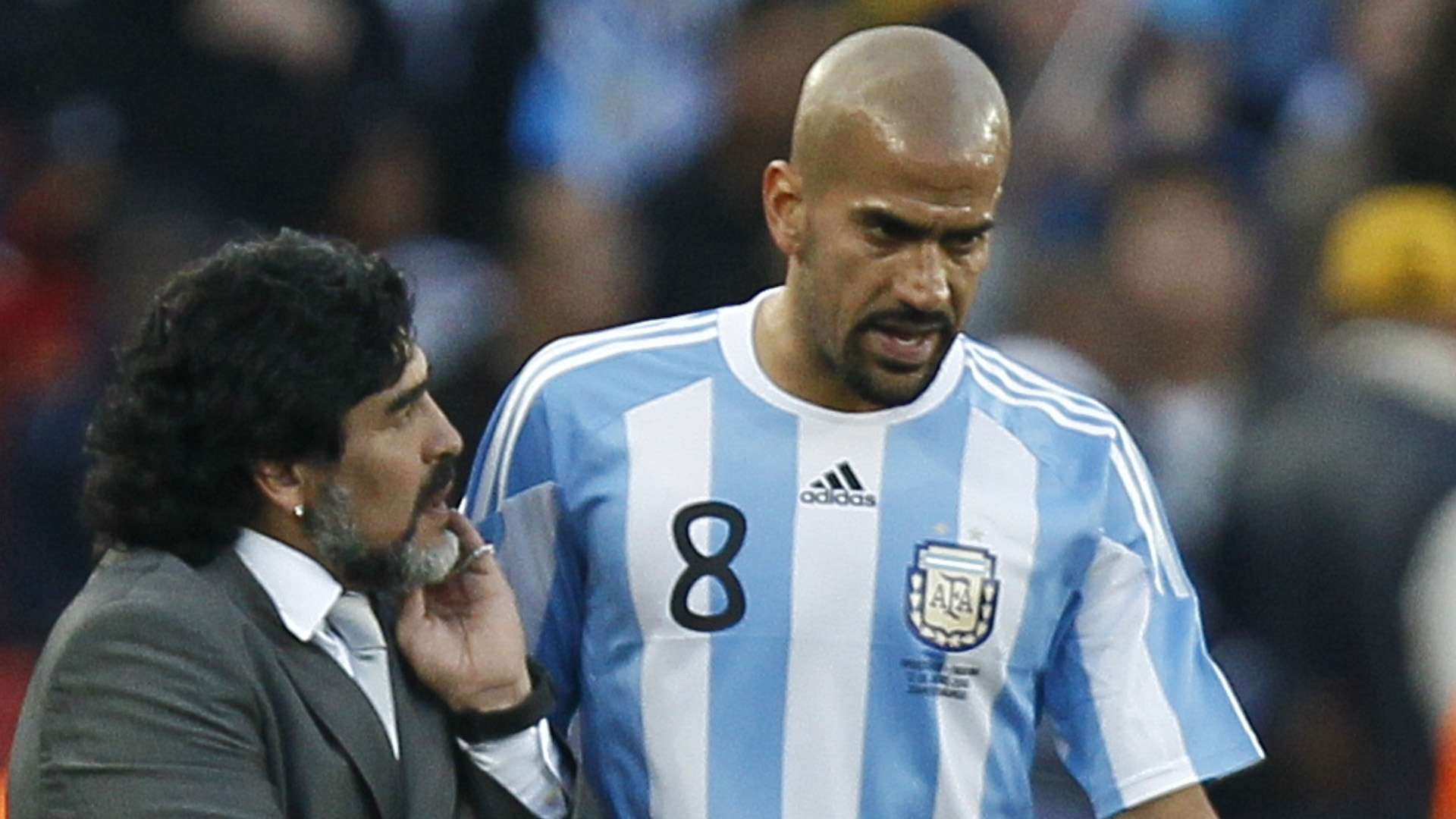 Maradona Veron Da Amici A Rivali La Lite Nella Partita Della Pace Goal Com