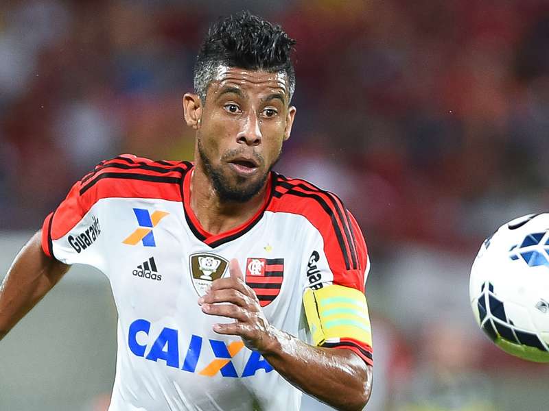 Leo Moura Recebe Das Maos De Ronaldo A Camisa 10 Do Fort Lauderdale Strikers Goal Com