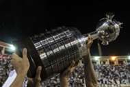 El preciado trofeo de la Copa Libertadores.