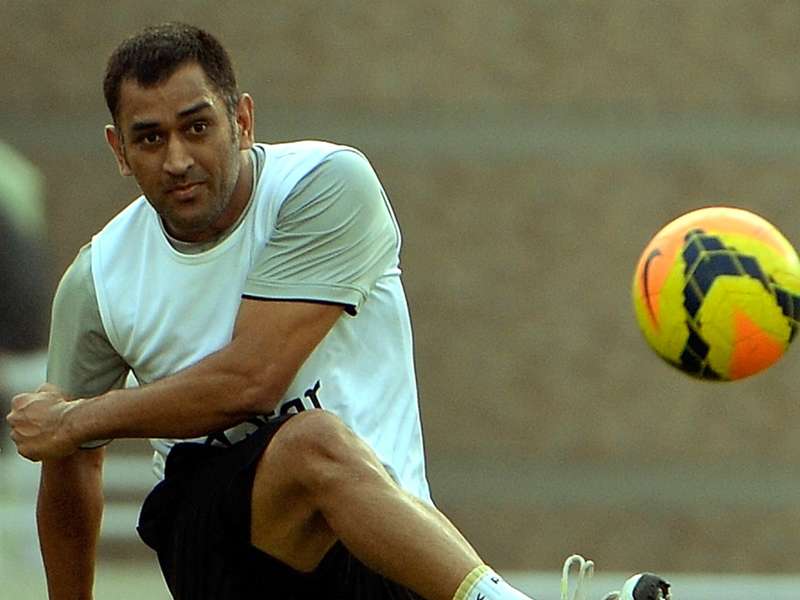 Video Ms Dhoni Welcomes First Love Manchester United To Gulf Oil Family Goal Com