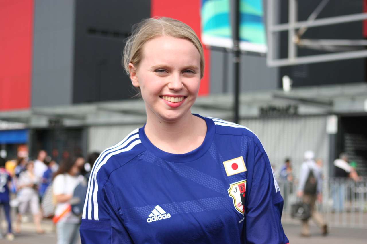 日本代表ユニフォームを着た金髪美女も サッカーを彩る美しきファンたち Goal Com
