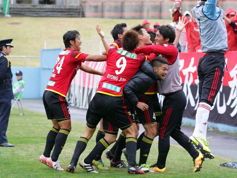 J2 J3の入れ替え戦は金沢が敵地で先勝 終了間際に決勝点で残留に前進 Goal Com
