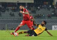 PDRM's Guilherme de Paula vying for the ball with Perak's Kenny Pallraj 2016