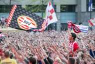 Massale toejuichen fans PSV