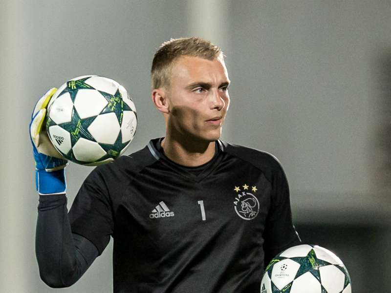 Van Hooijdonk: "Cillessen is beter dan Zoet" | Goal.com