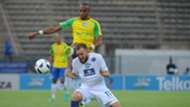 Jeremy Brockie is challenged by Tiyani Mabunda - SuperSport United v Mamelodi Sundowns