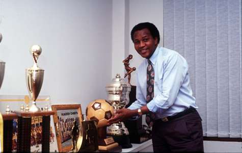 pic Stuart Baxter Trophies At Kaizer Chiefs all the trophies kaizer chiefs have won