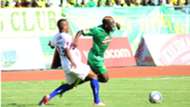 Kiungo mkabaji wa Azam FC Himid Mao akimdhibiti Mshambuliaji wa Yanga Malimi Busungu