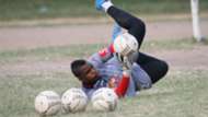 Kipa wa Simba, Peter Manyika Jr katika mazoezi.