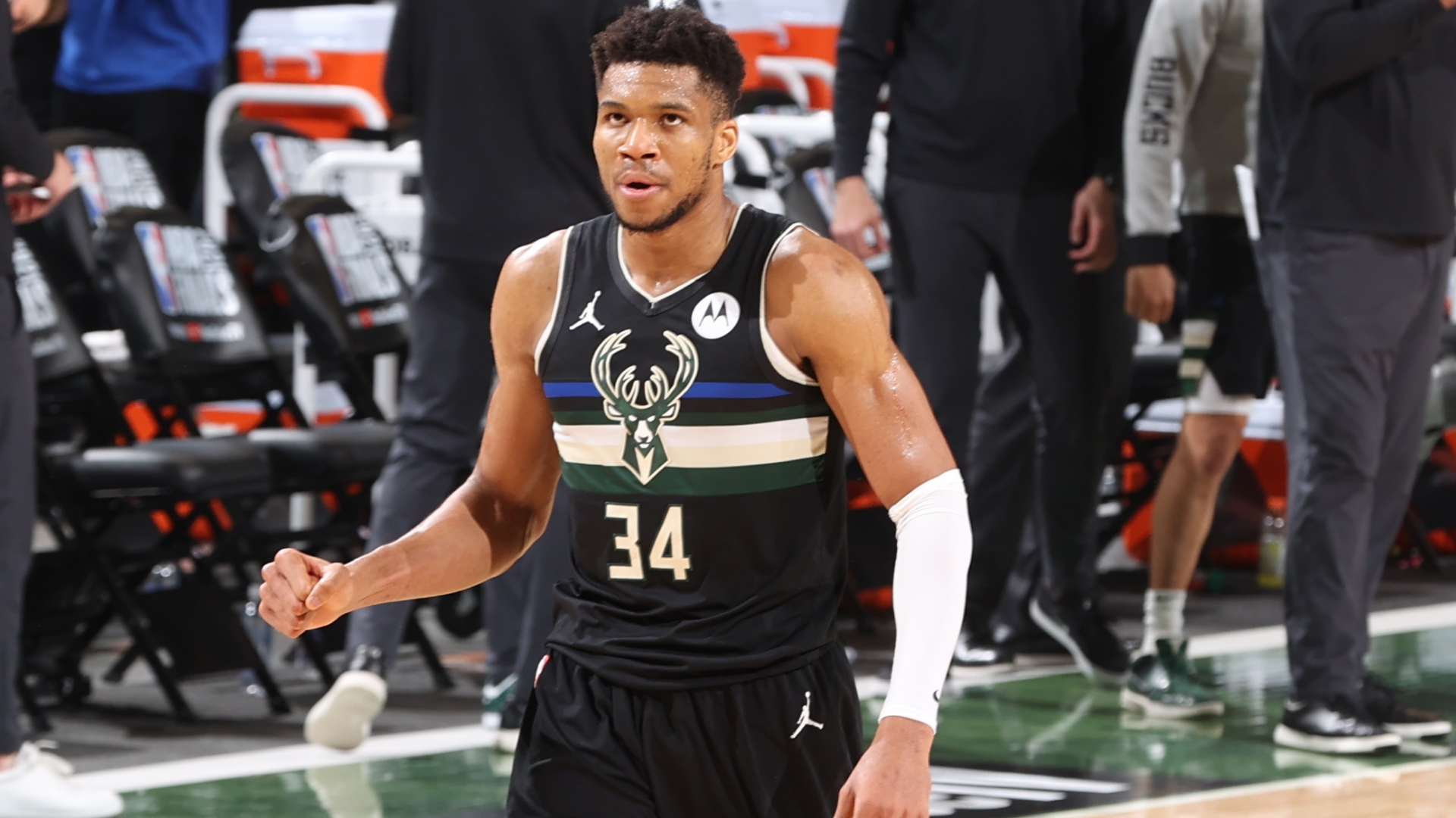pix Bucks Vs Suns 2021 Score https www sportingnews com au nba news nba finals 2021 milwaukee bucks vs phoenix suns game 6 live updates scores stats and highlights rboh8u9688zq1fun5368tpdy2