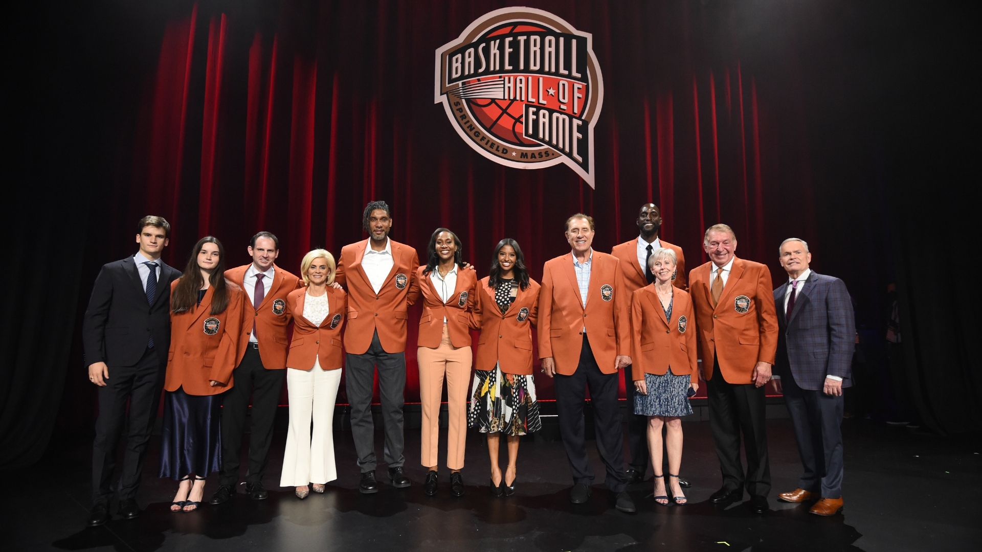 Basketball Hall of Fame Class of 2020 receive awards and iconic