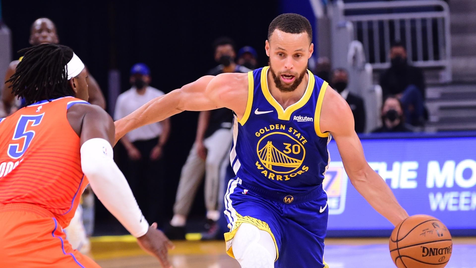 Steph Curry drops 49 points in three quarters, with the scoring title race going down to the wire - Vimarsana News