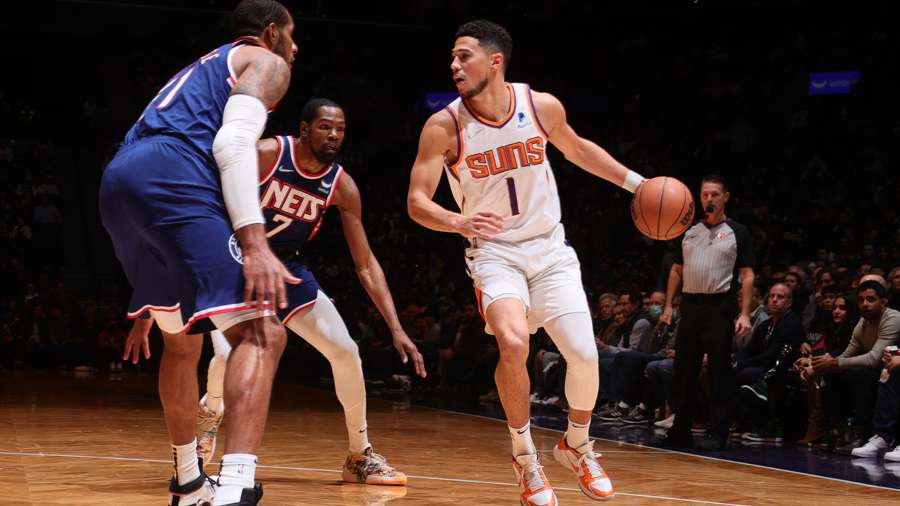 Devin Booker frente a Brooklyn Nets