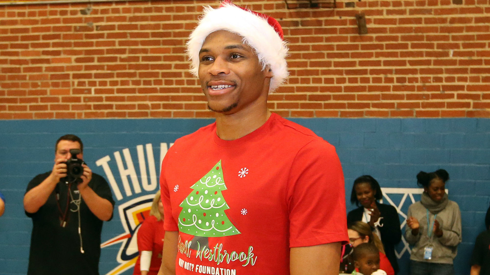 russell-westbrook-santa-hat-ftrjpg_26y8j