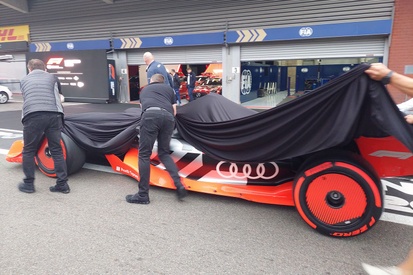 images-amp-0k78oej0-s2-el-audi-f1-bajo-una-lona