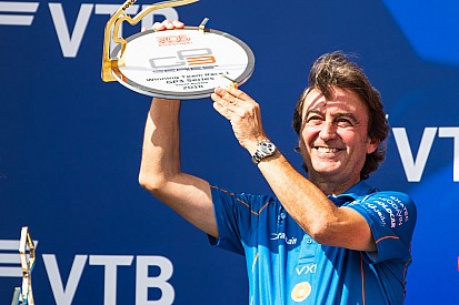 images-amp-Yv837Z10-s2-podium-adrian-campos-1