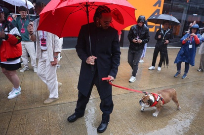 images-amp-0qX5rnE6-s2-lewis-hamilton-ferrari-con-su-