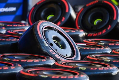 images-amp-6VRvX576-s2-pneumatici-pirelli-nel-paddock
