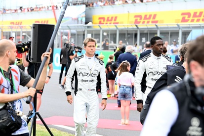 images-amp-YpN1ZgN0-s2-brad-pitt-filming-f1-race-movi